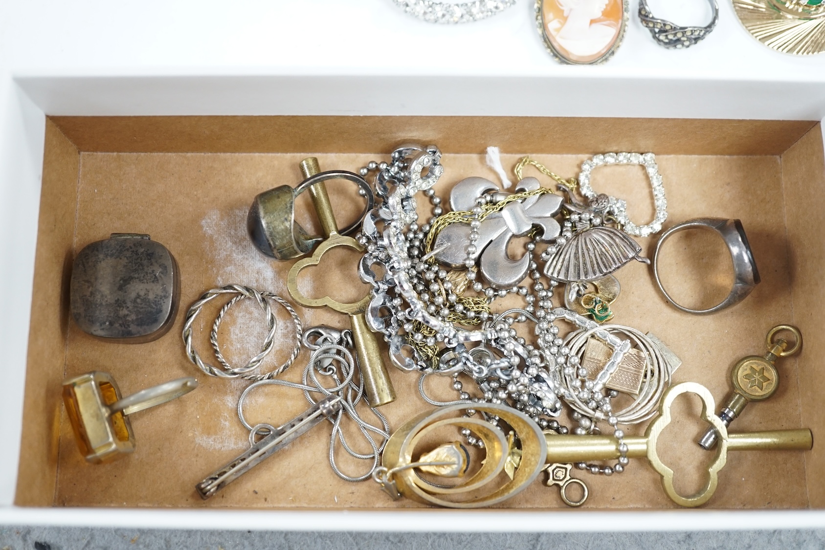 A quantity of assorted costume jewellery, including a garnet set brooch and paste jewellery. Condition - poor to fair